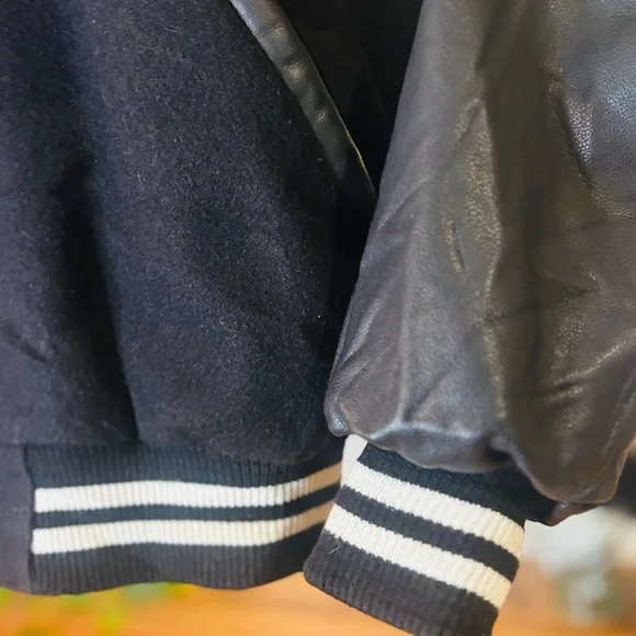 Wayne Gretzky Signed Roots Jacket CHL– “Cherry vs. Orr” Edition (2000) - Picture 7 of 15